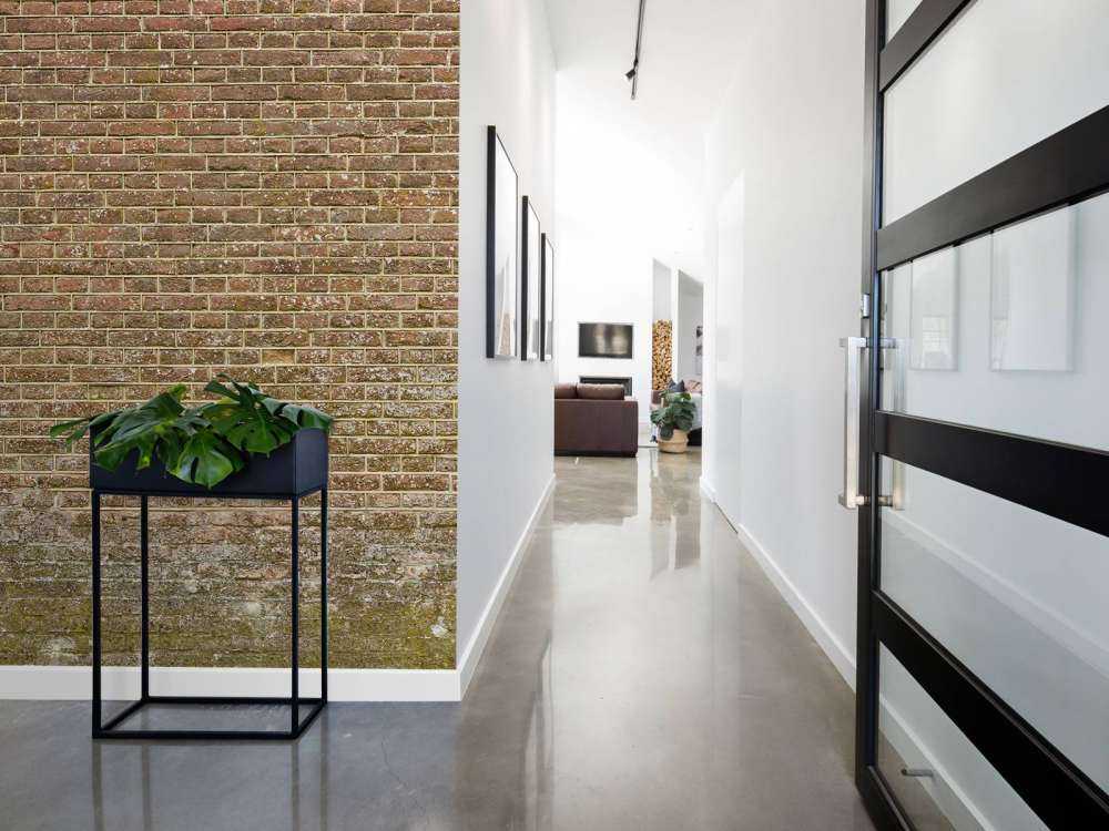 Stone wall with tight jointing