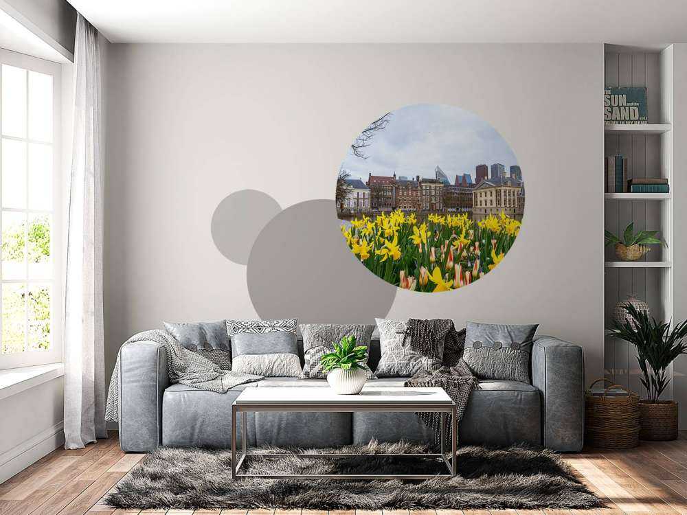 Den Haag met bloemen op de voorgrond