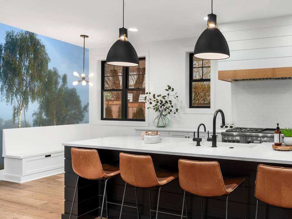 Bomen op een rijtje met mist