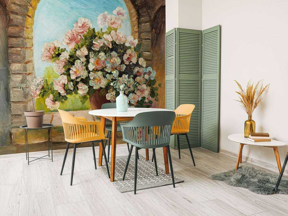 Pot bloemen op een vensterbank