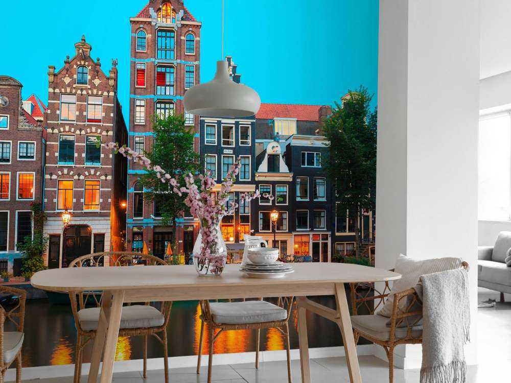 Amsterdamse grachtenpanden in de avond