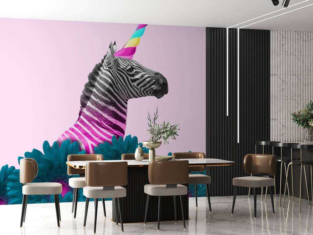 Kruising van een zebra en eenhoorn met blauw-paarse bloemen