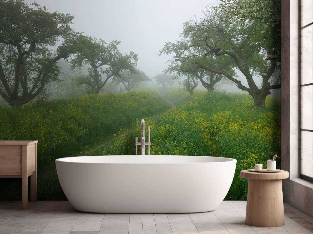 Pad door heuvels met gele bloemen