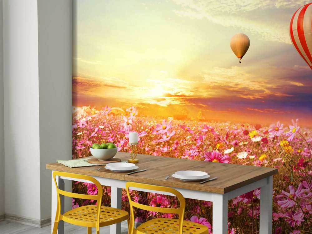 Luchtballonnen boven een bloemenveld