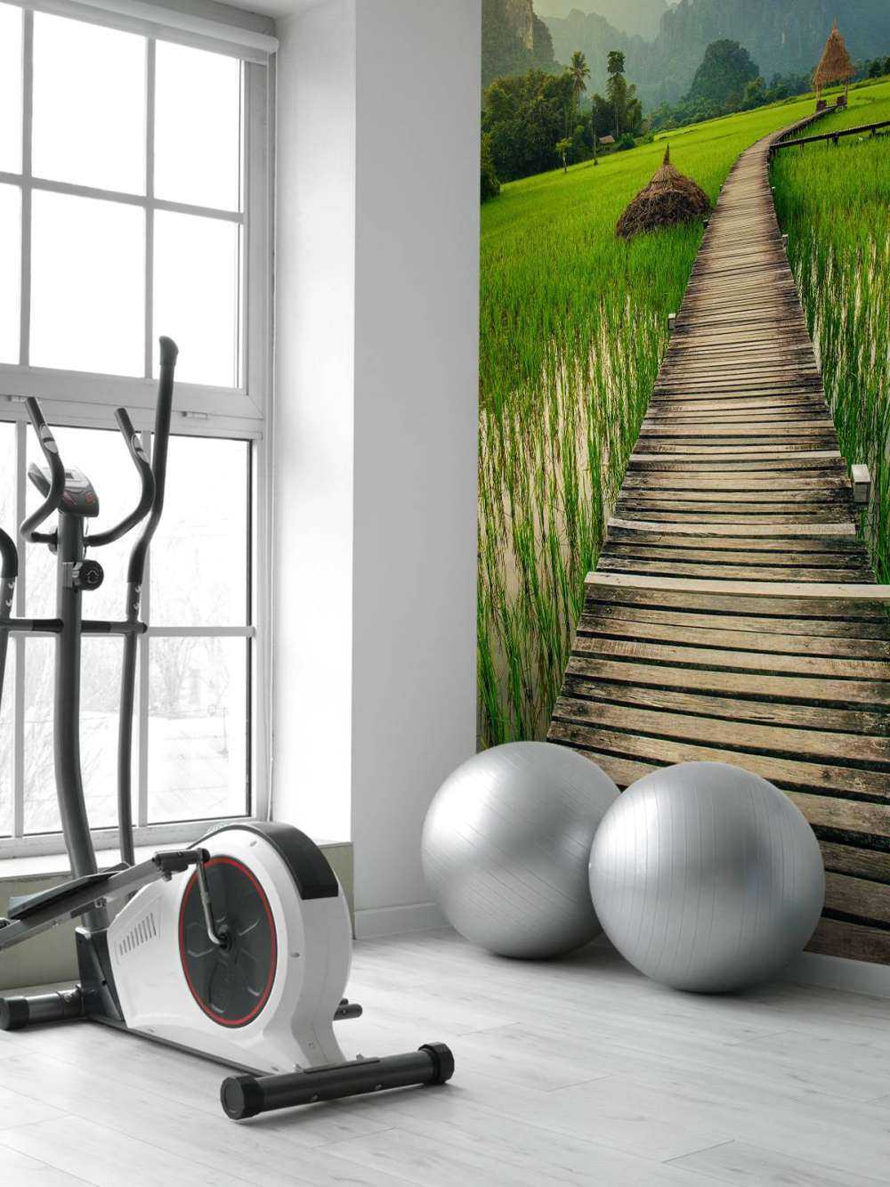 Houten steiger door een rijstveld