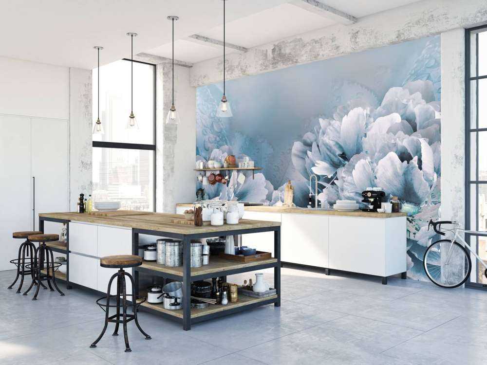 Lichtkleurige bloemen met een blauwe achtergrond