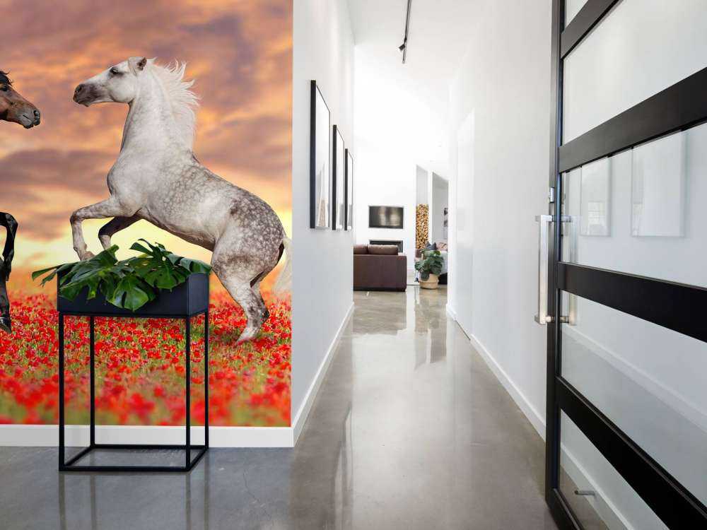 Verliefde paarden in een bloemenveld