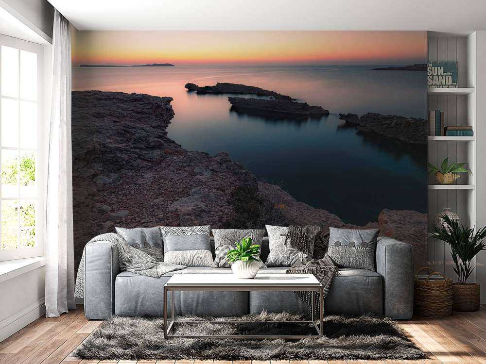 Rustig water met rotsen