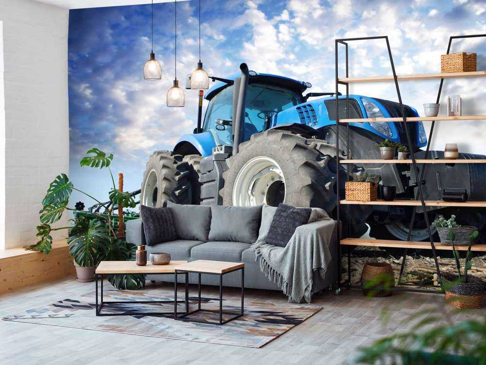 Grote blauwe tractor onder een bewolkte hemel