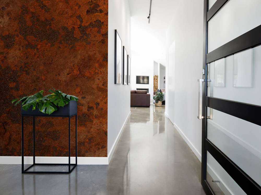 Structure rust brown