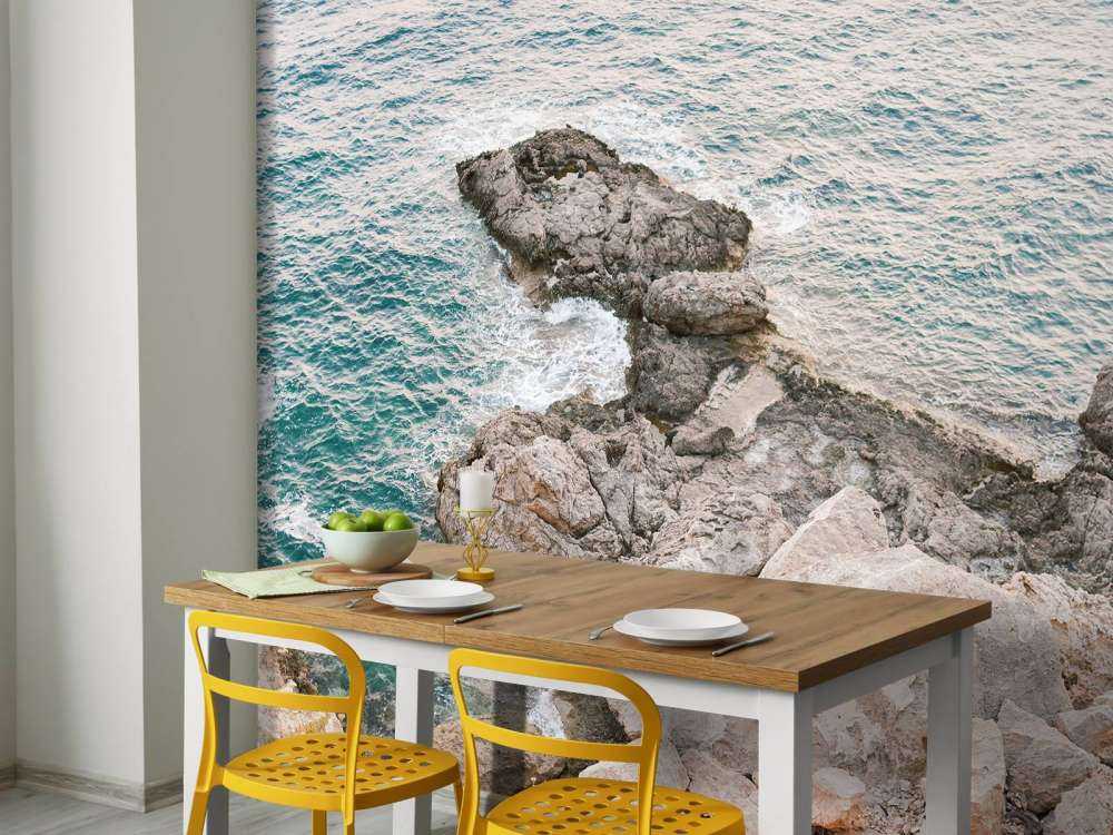 Blauw water met rotsen