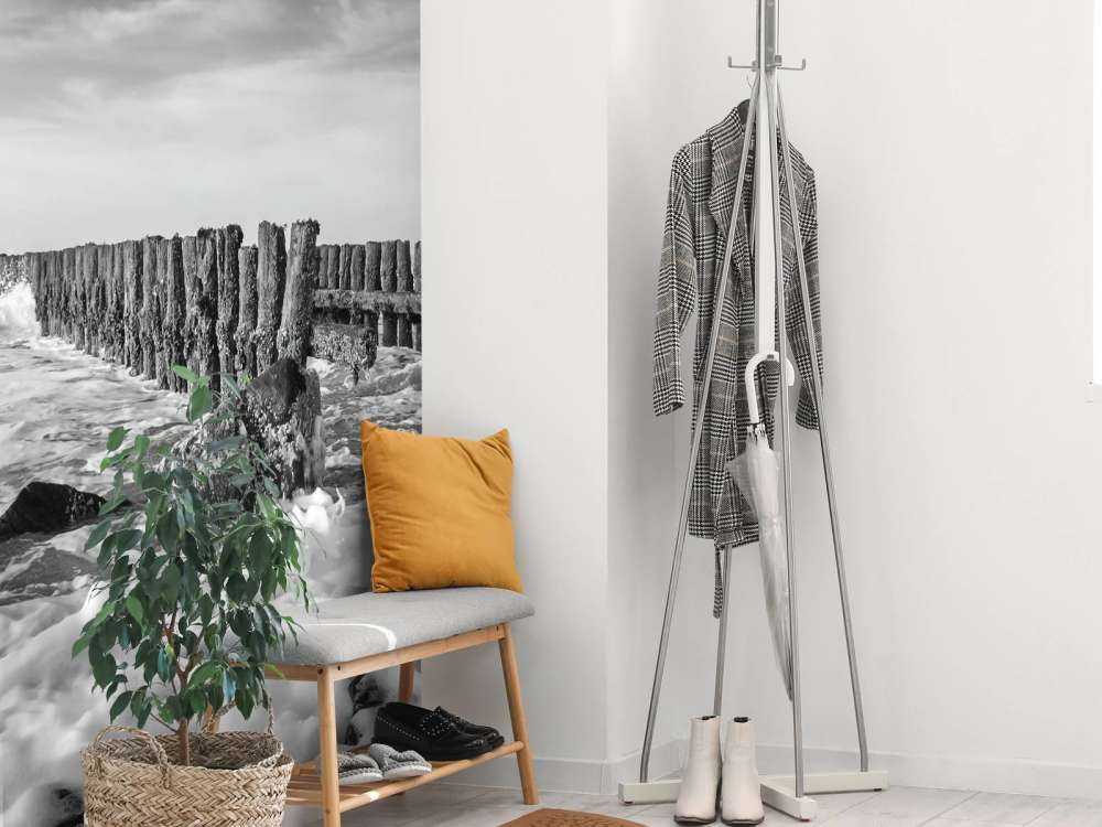 Schuimende zee in zwart-wit