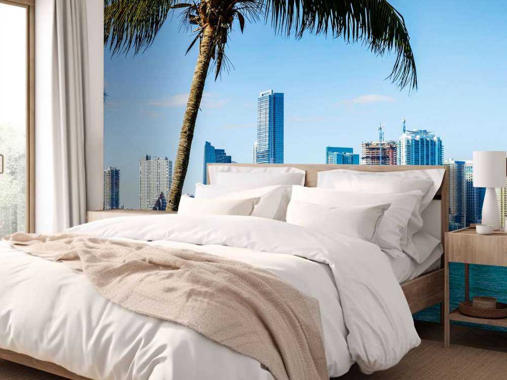 Miami skyline met een palmboom op de voorgrond