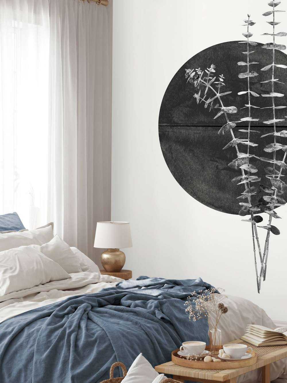 Zwarte zon met eucalyptus takken. 