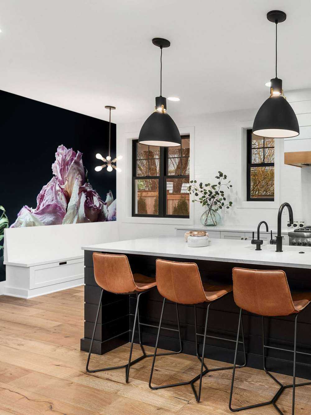 Gedroogde bloemen op zwart achtergrond