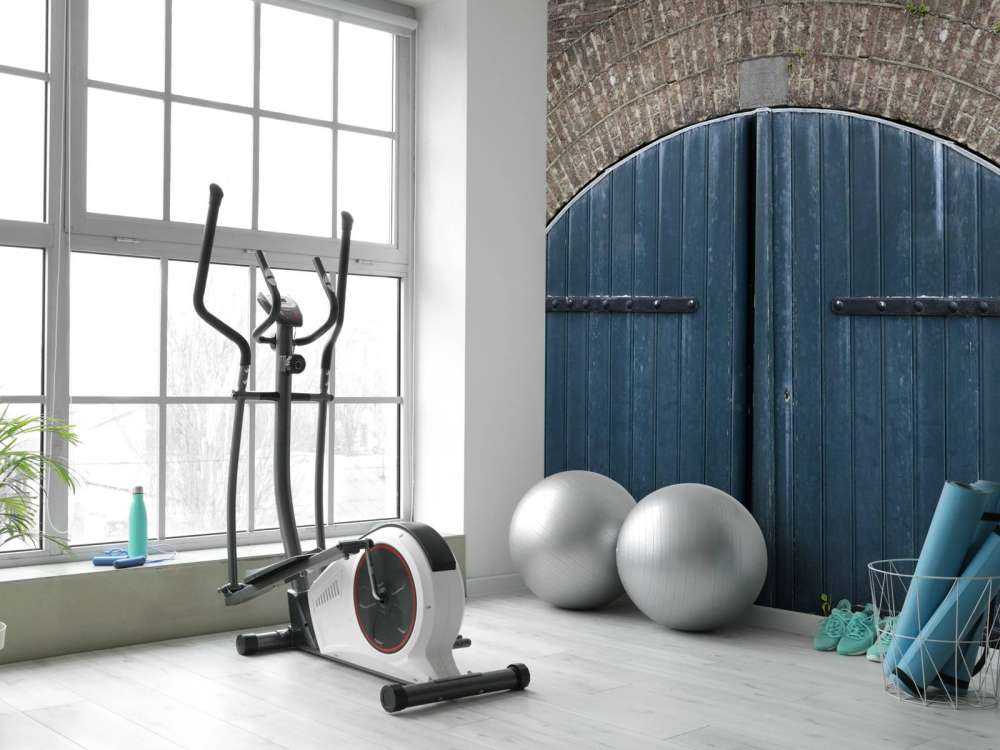 Bakstenen muur met blauwe deuren