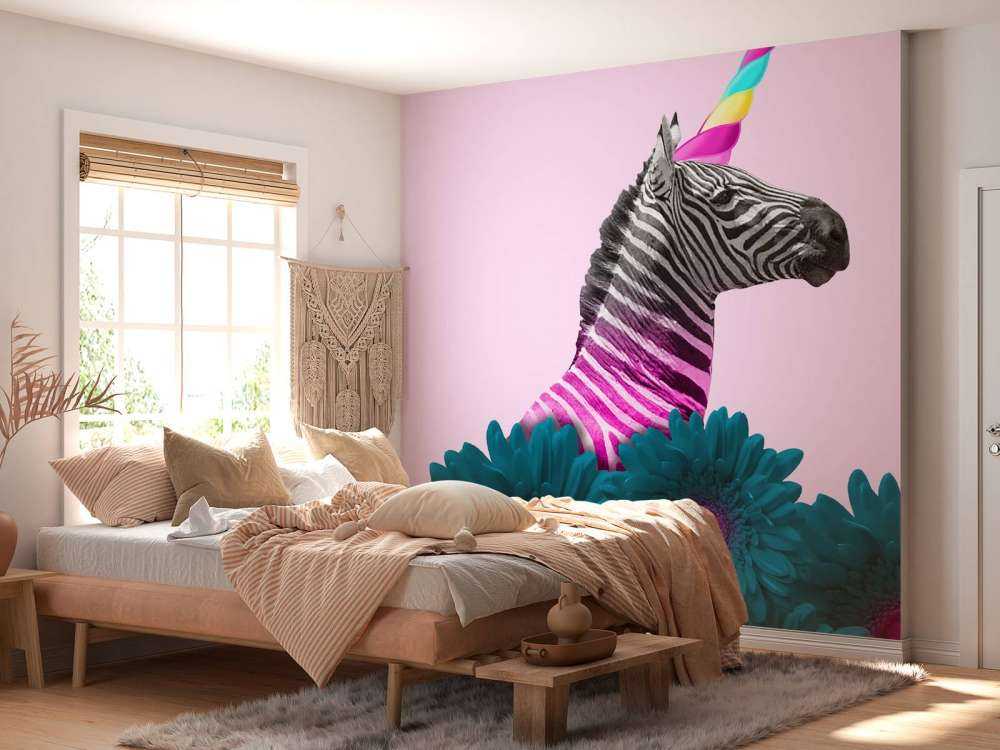 Kruising van een zebra en eenhoorn met blauw-paarse bloemen