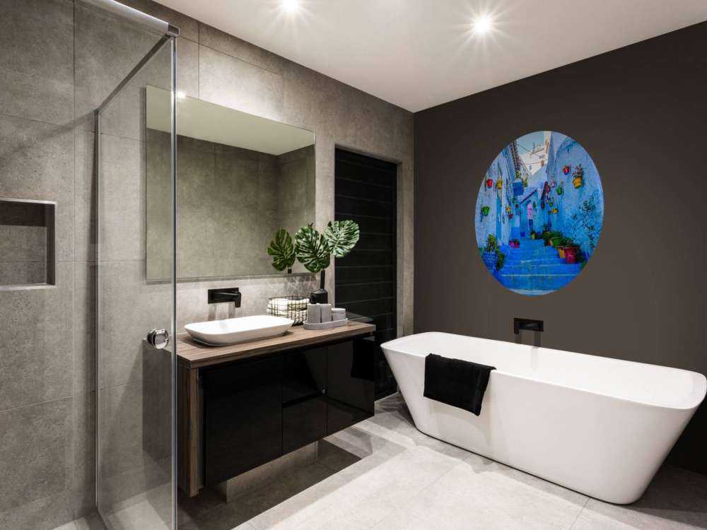 Blauwe straat met kleurrijke bloemenemmers in Marokko