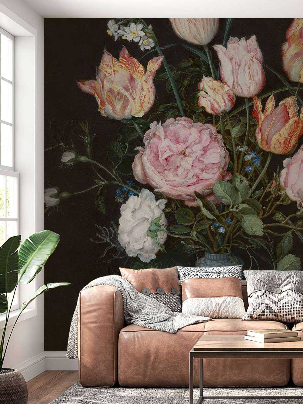 Wan-Li vase with flowers