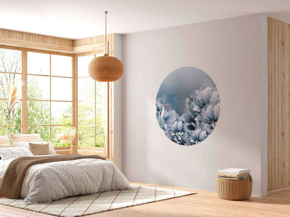 Lichtkleurige bloemen met een blauwe achtergrond