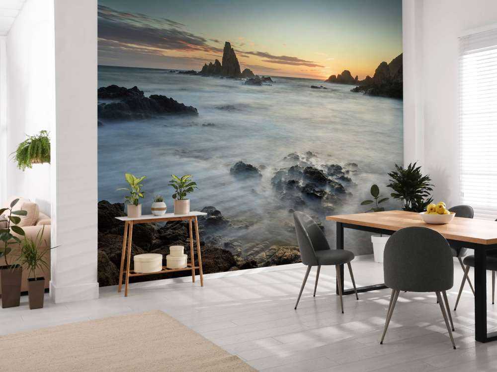 Zonsondergang tussen de rotsen