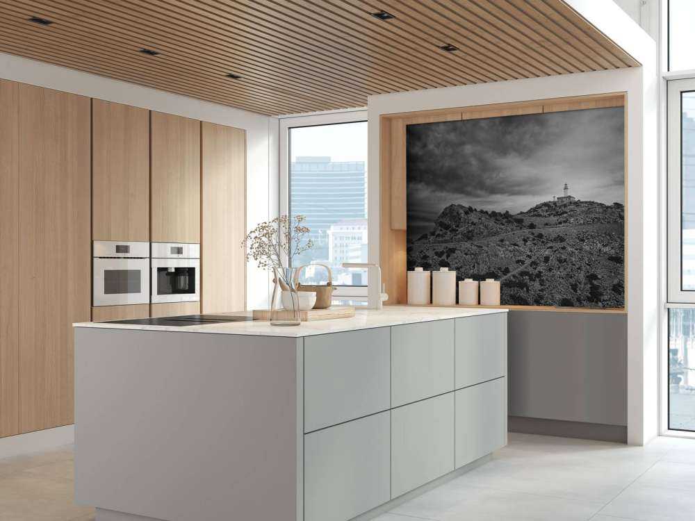 Vuurtoren aan de kust in zwart-wit