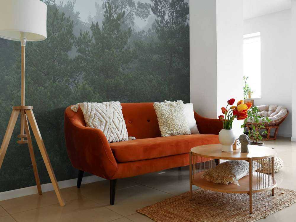 Naaldbomen in de mist