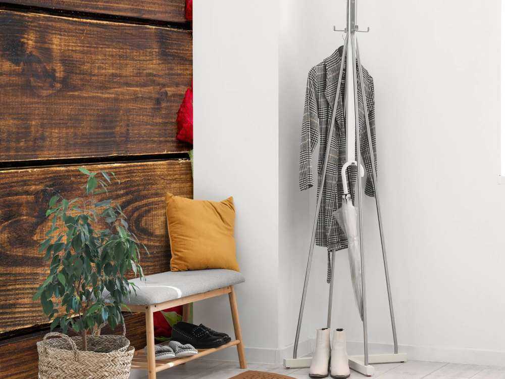 Red&#x20;roses&#x20;on&#x20;wood