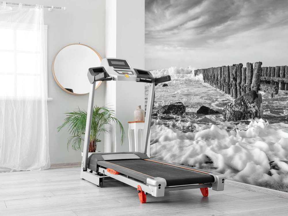 Schuimende zee in zwart-wit