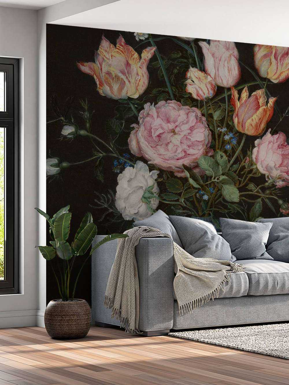 Wan-Li vase with flowers