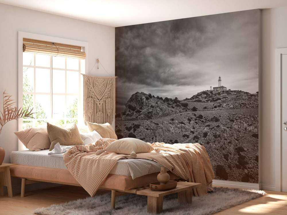 Vuurtoren aan de kust in zwart-wit