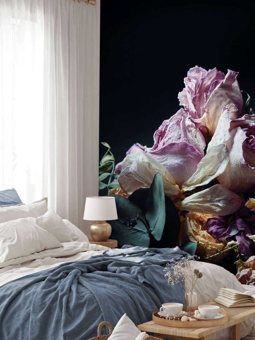 Gedroogde bloemen op zwart achtergrond