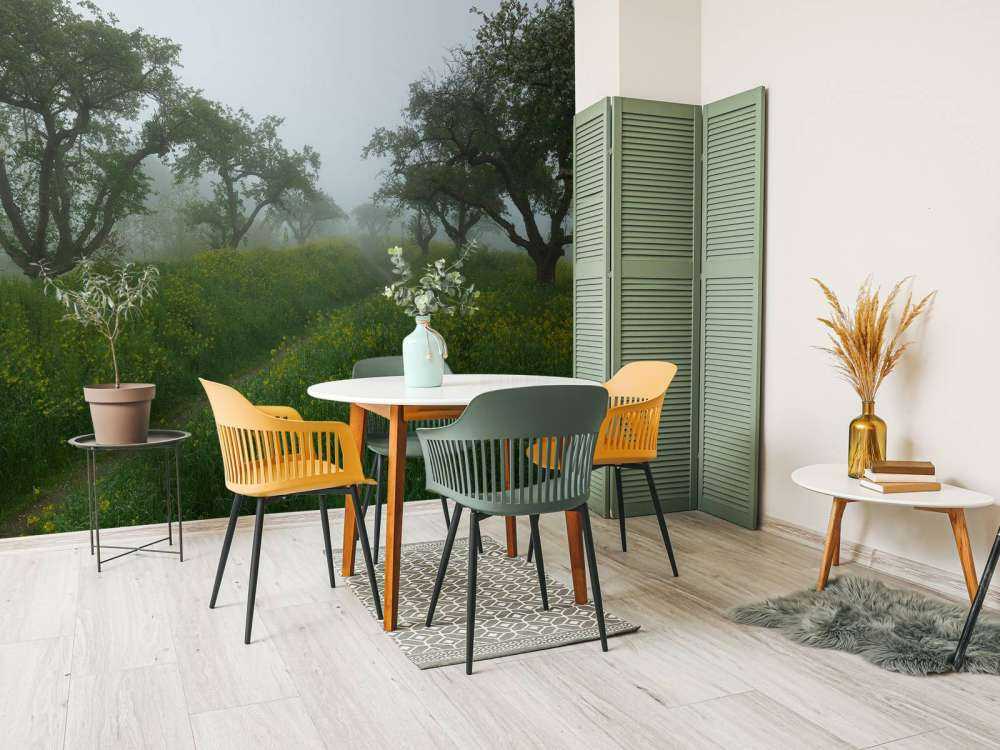 Pad door heuvels met gele bloemen