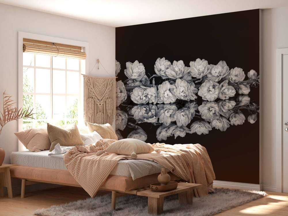 Weerspiegeling bloemen zwart-wit