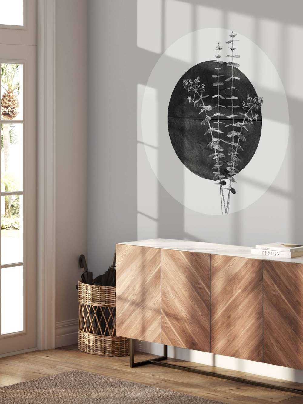 Zwarte zon met eucalyptus takken. 