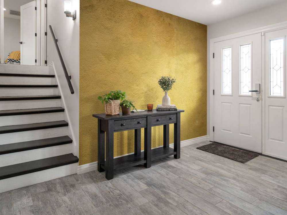 Wall in ochre yellow