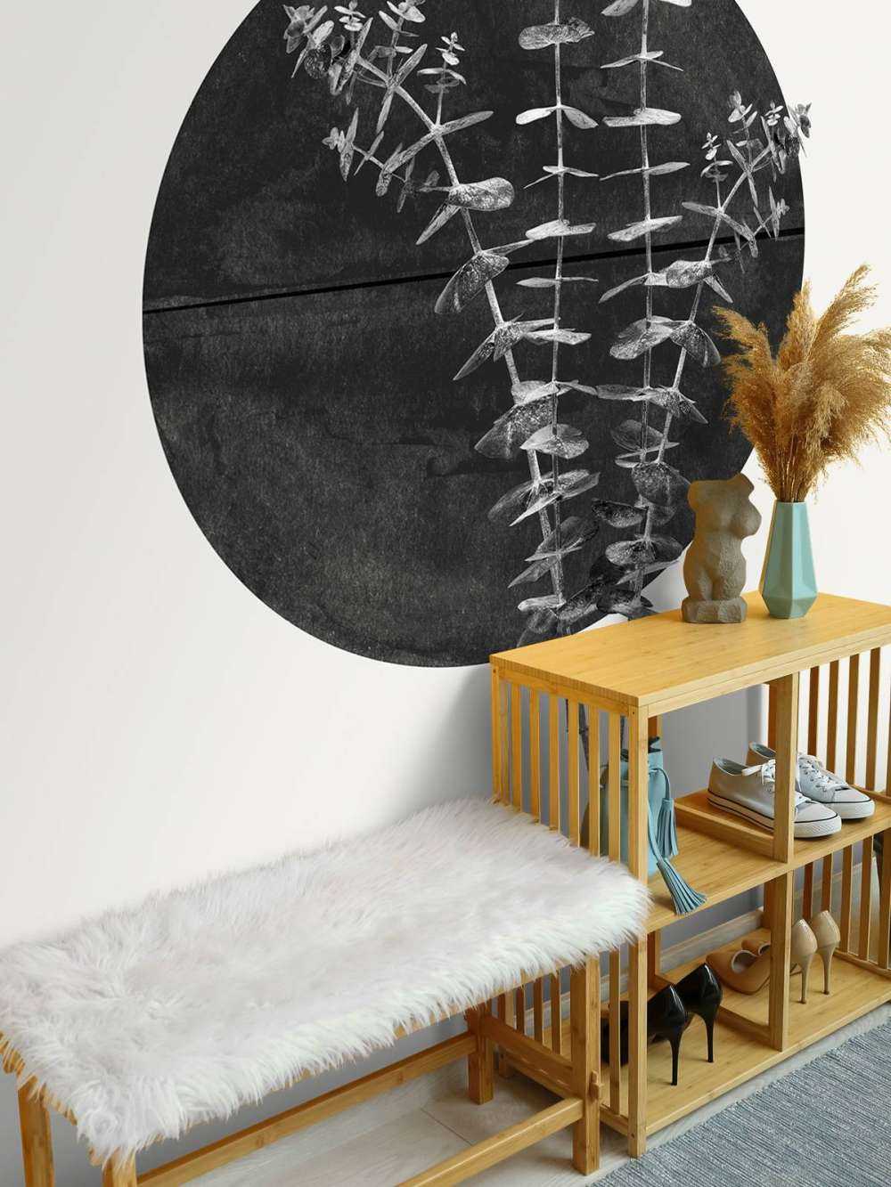 Zwarte zon met eucalyptus takken. 