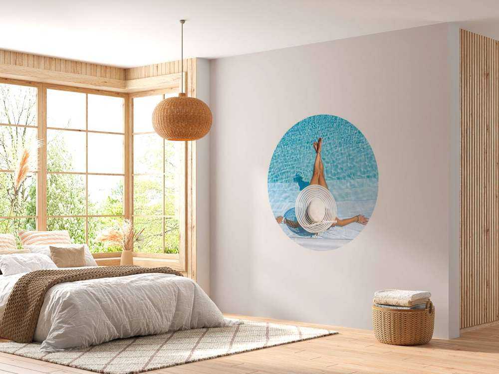 Vrouw bij het zwembad