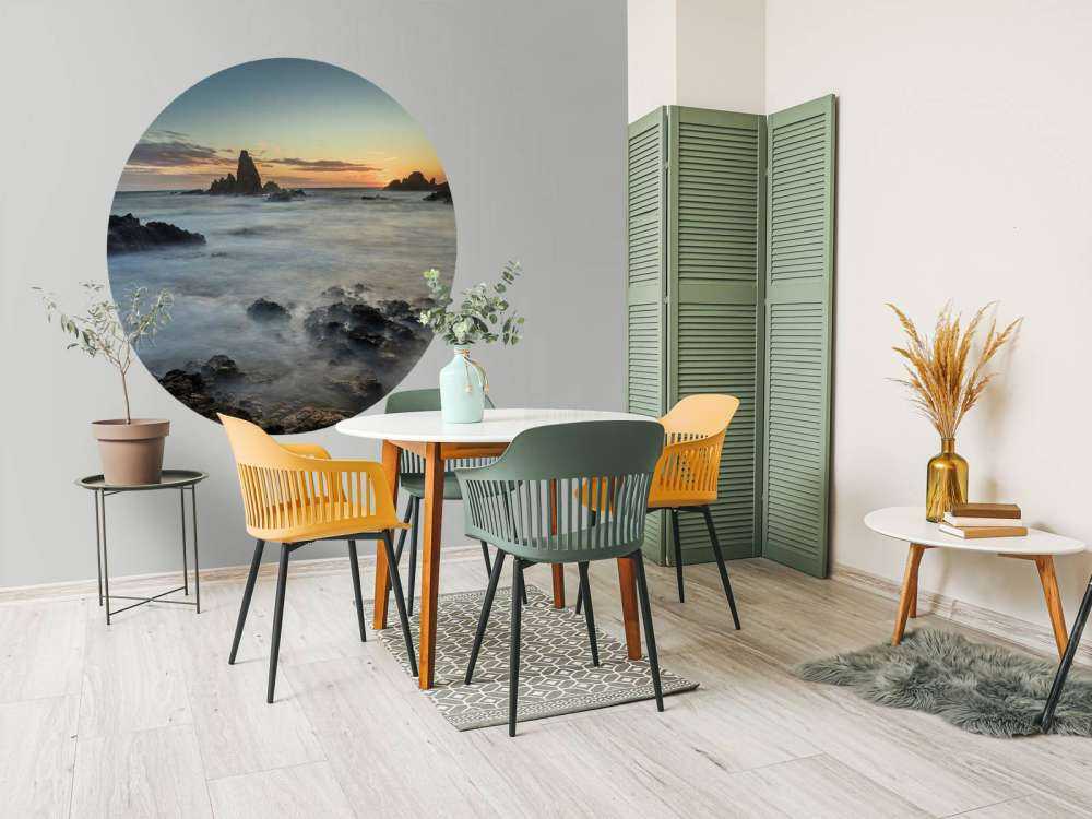 Zonsondergang tussen de rotsen