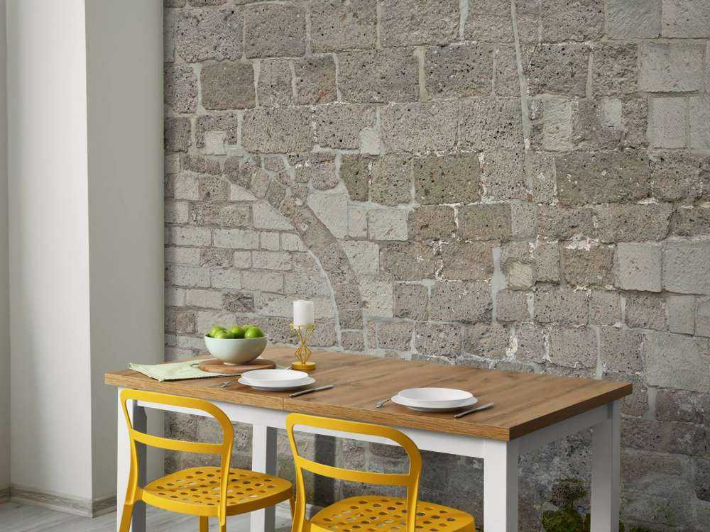 Een oude gerestaureerde muur