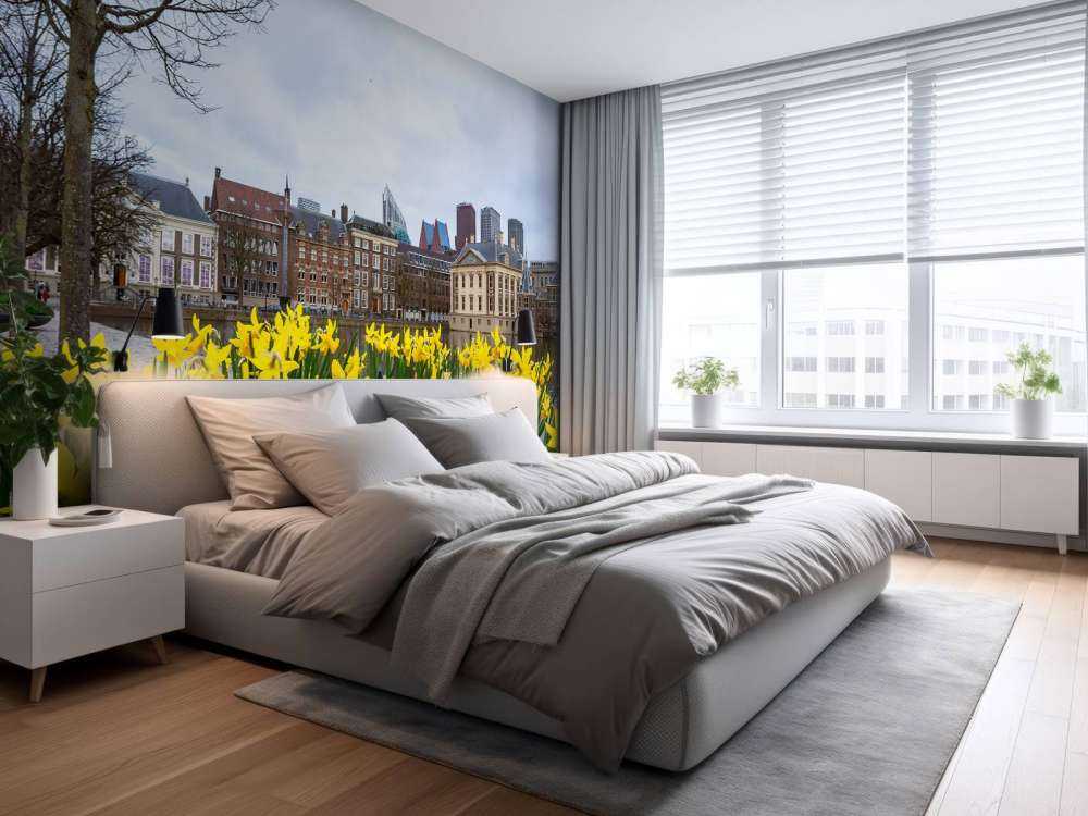 Den Haag met bloemen op de voorgrond