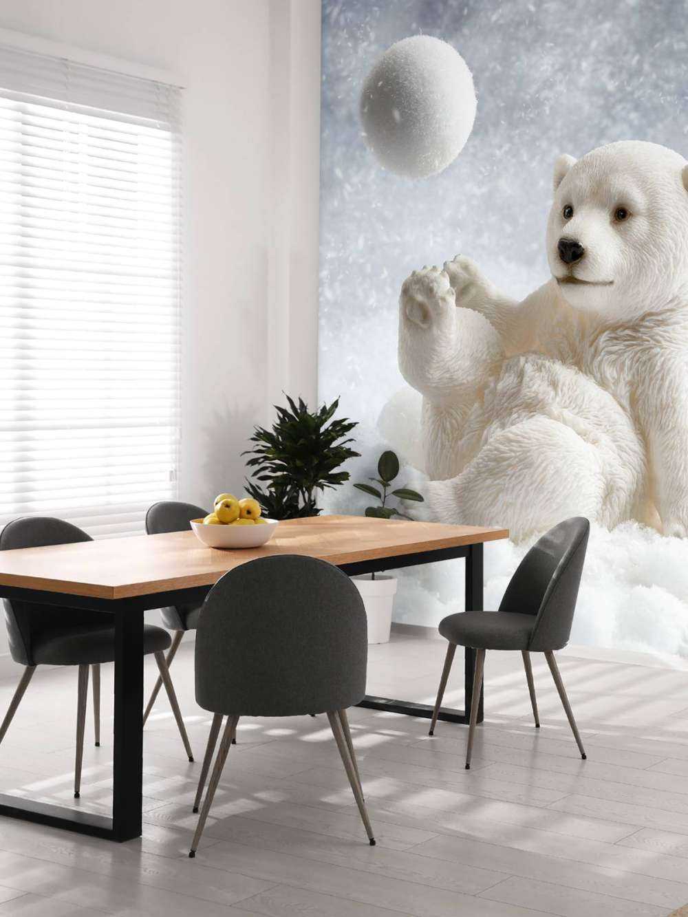 Een ijsbeer speelt met een sneeuwbal