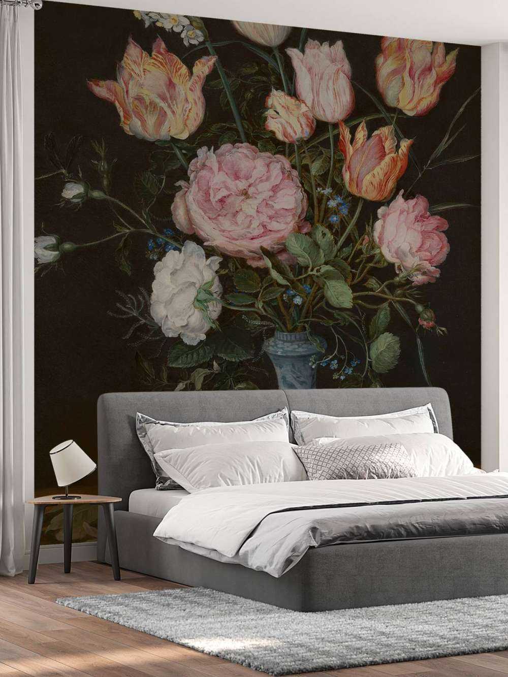 Wan-Li vase with flowers