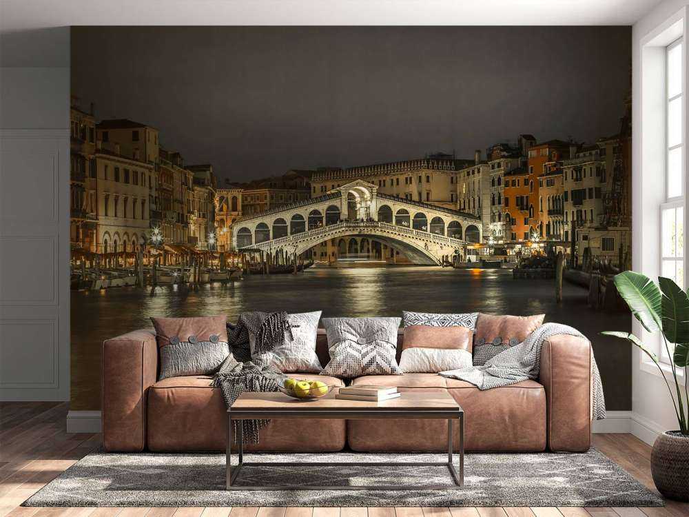 Rialto bridge in the evening