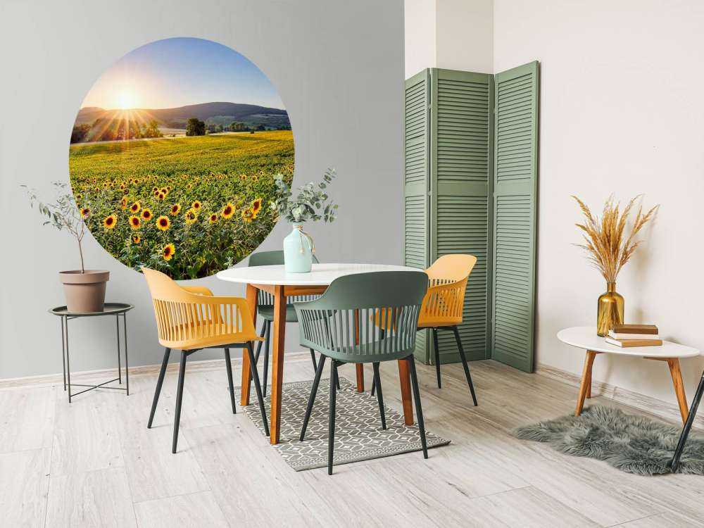 Berglandschap met zonnebloemen