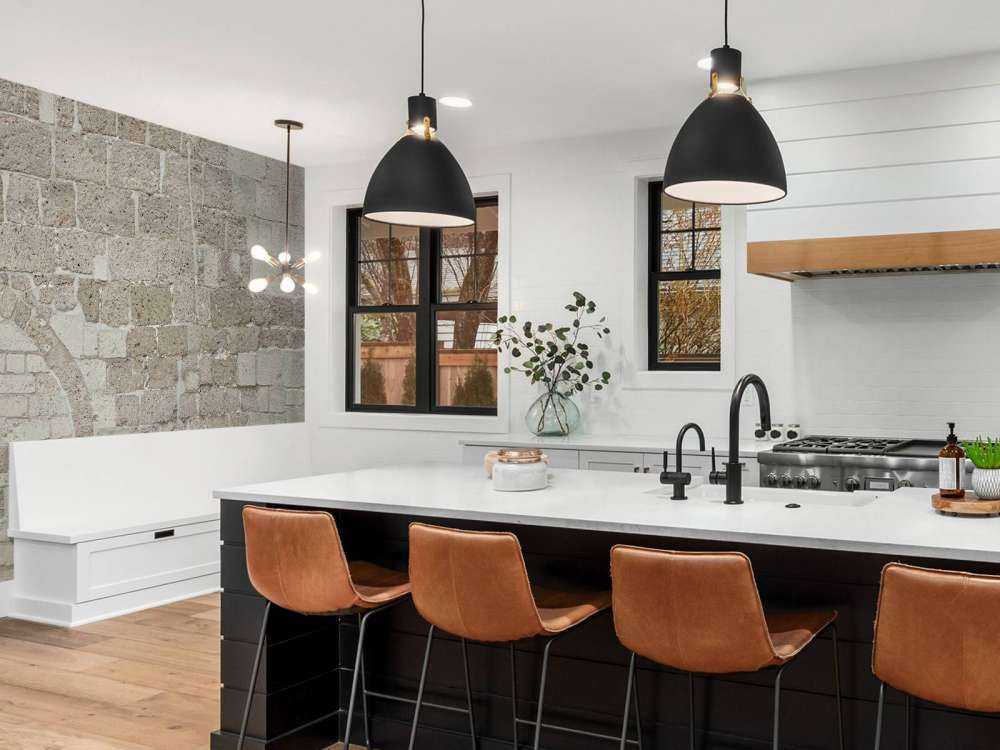 Een oude gerestaureerde muur