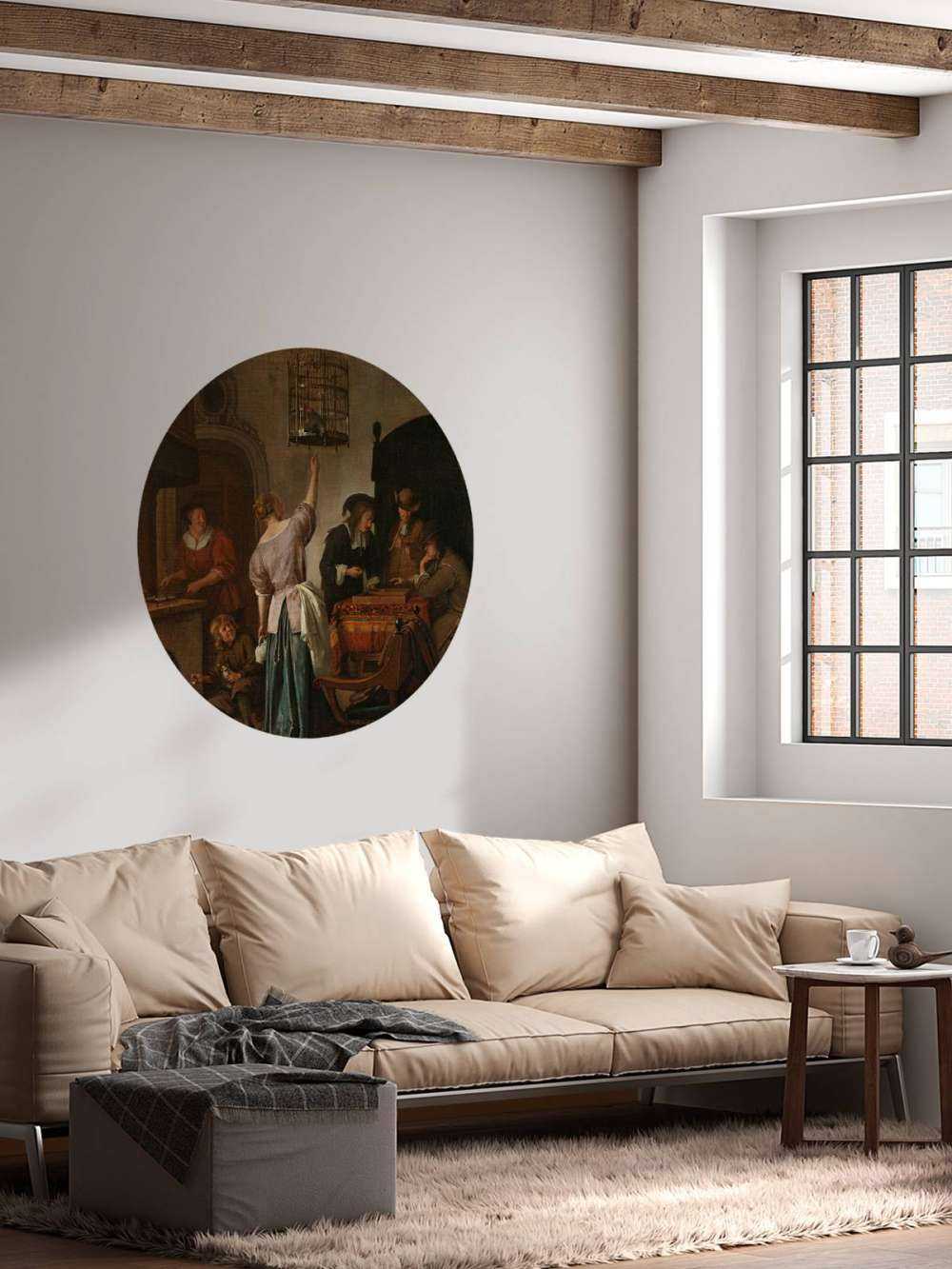 Interieur met een vrouw die een papegaai voert