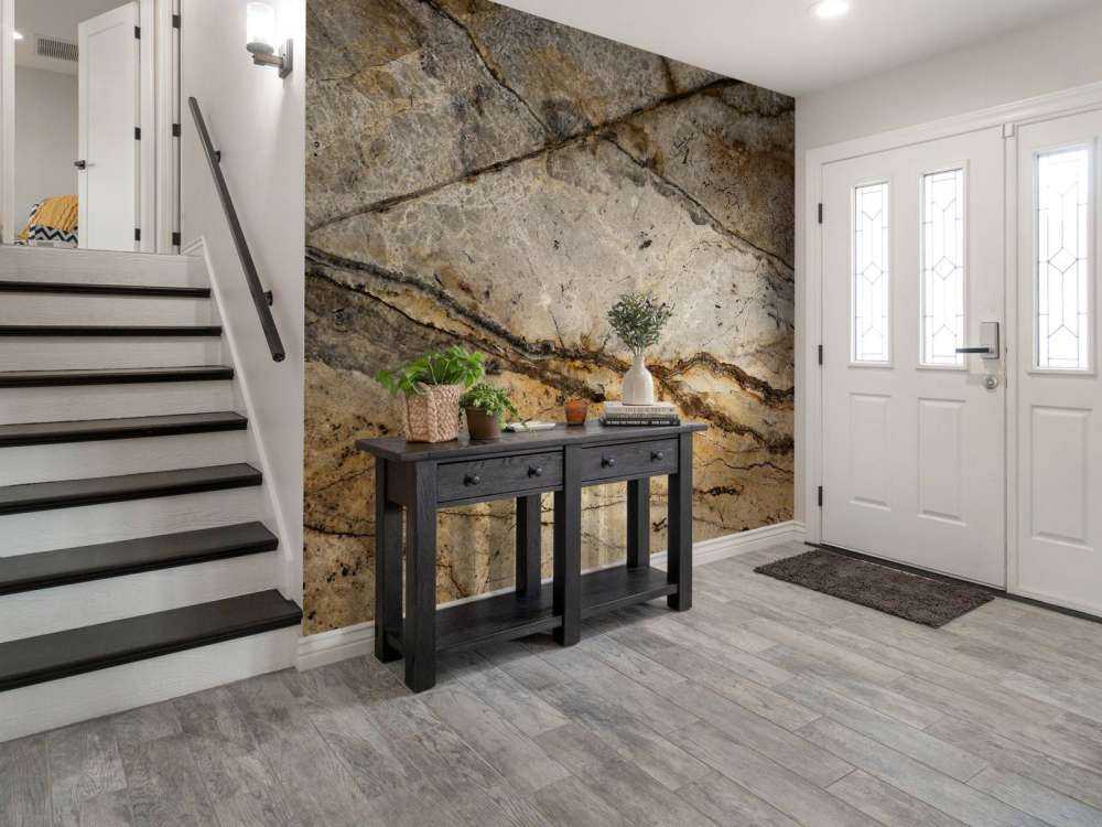 Sand-coloured marble with grooves