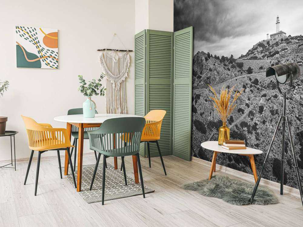 Vuurtoren aan de kust in zwart-wit