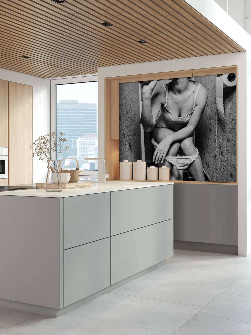 Vrouw op toilet